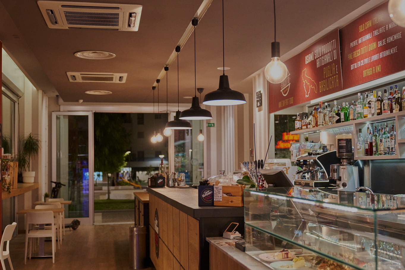 Interno del bistrot Stocotto Mazzitelli a Bari Poggiofranco