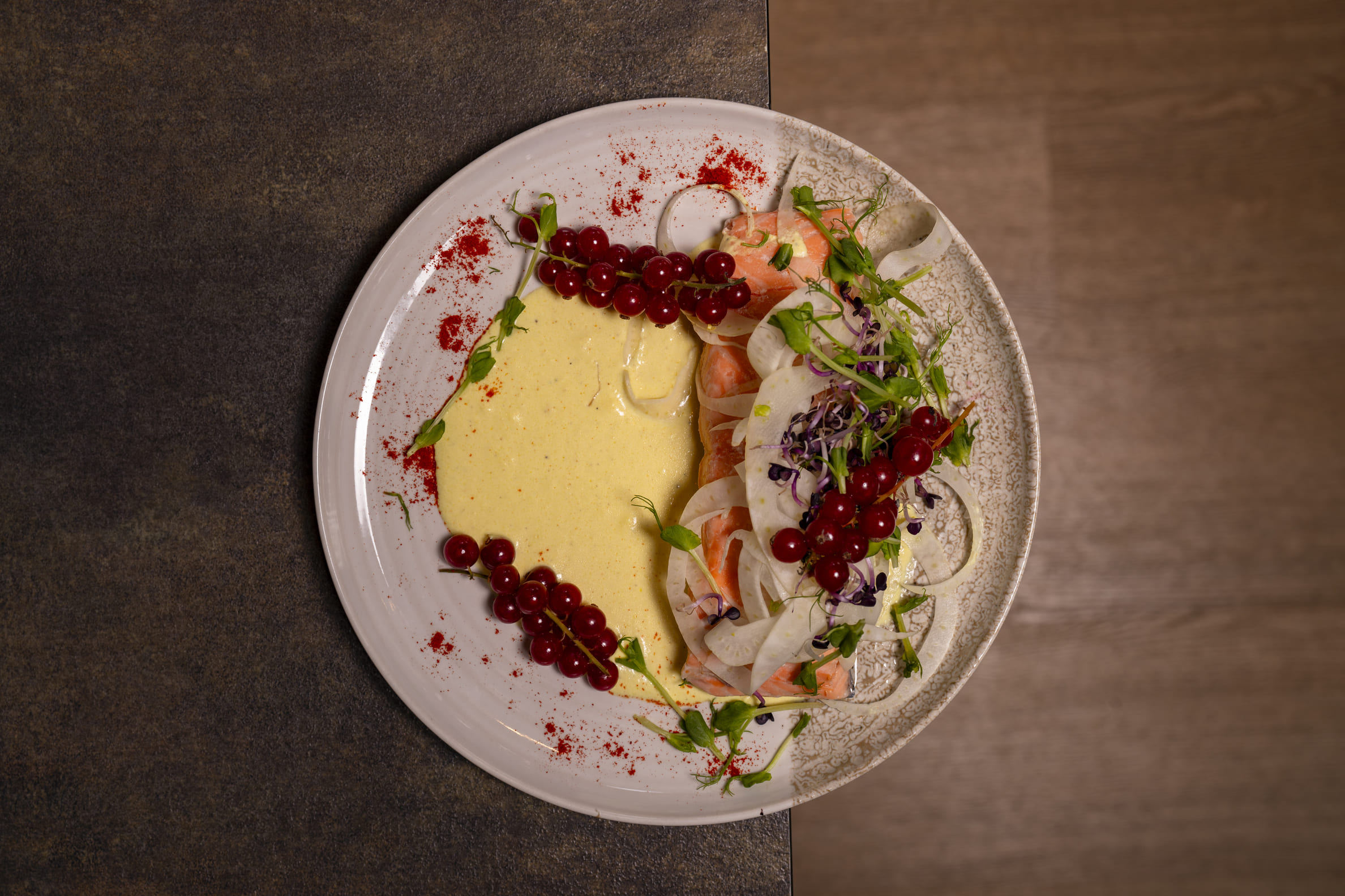 Piatto al salmone e finiture gourmet